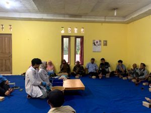 Documentation of fertilizer preparation workshop to villagers by student
